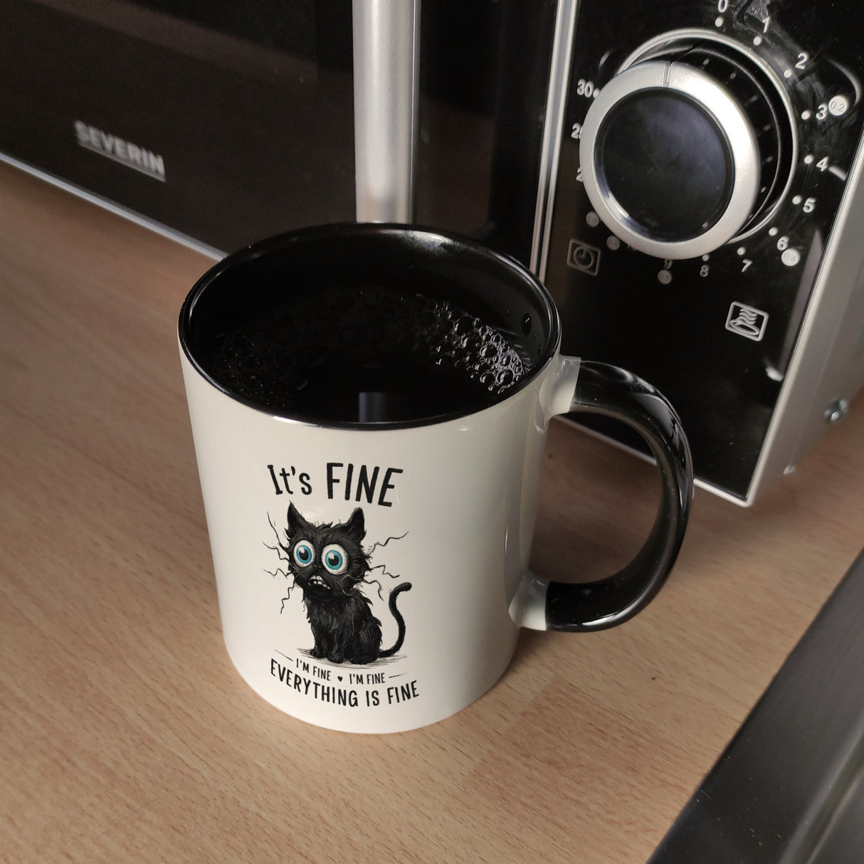 Schwarze Katze Kaffeebecher mit Spruch It's Fine, I'm Fine, Everything Is Fine