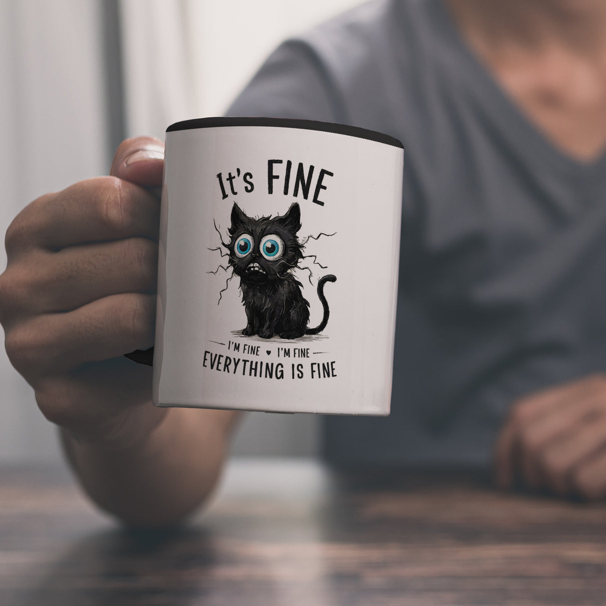 Schwarze Katze Kaffeebecher mit Spruch It's Fine, I'm Fine, Everything Is Fine