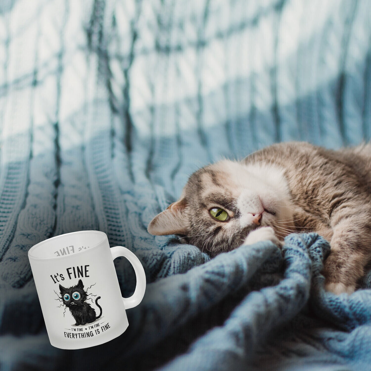 Schwarze Katze Kaffeebecher mit Spruch It's Fine, I'm Fine, Everything Is Fine