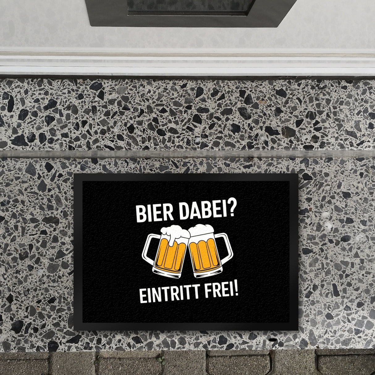 Bier dabei? Eintritt frei! Fußmatte in 35x50 cm mit prostenden Bierkrügen