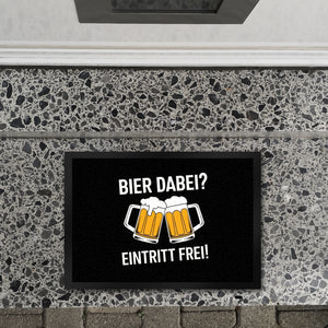 Bier dabei? Eintritt frei! Fußmatte in 35x50 cm mit prostenden Bierkrügen