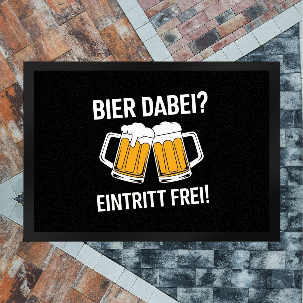 Bier dabei? Eintritt frei! Fußmatte in 35x50 cm mit prostenden Bierkrügen