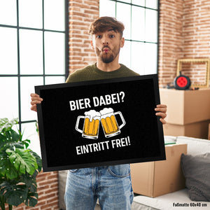 Bier dabei? Eintritt frei! Fußmatte in 35x50 cm mit prostenden Bierkrügen