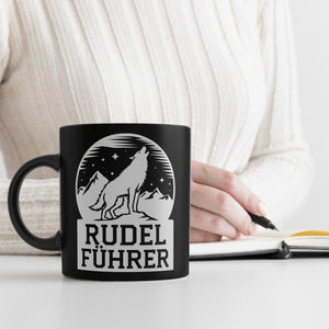 Wolf heult Mond an Rudelführer Tasse