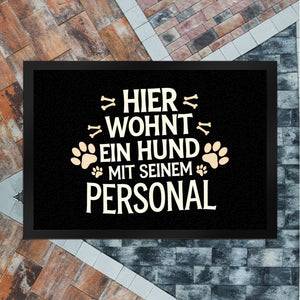 Hier wohnt ein Hund mit seinem Perosnal Fußmatte in 35x50 cm