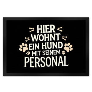 Hier wohnt ein Hund mit seinem Perosnal Fußmatte in 35x50 cm