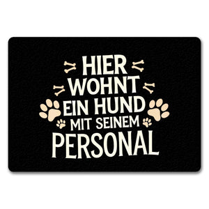 Hier wohnt ein Hund mit seinem Perosnal Fußmatte in 35x50 cm ohne Rand