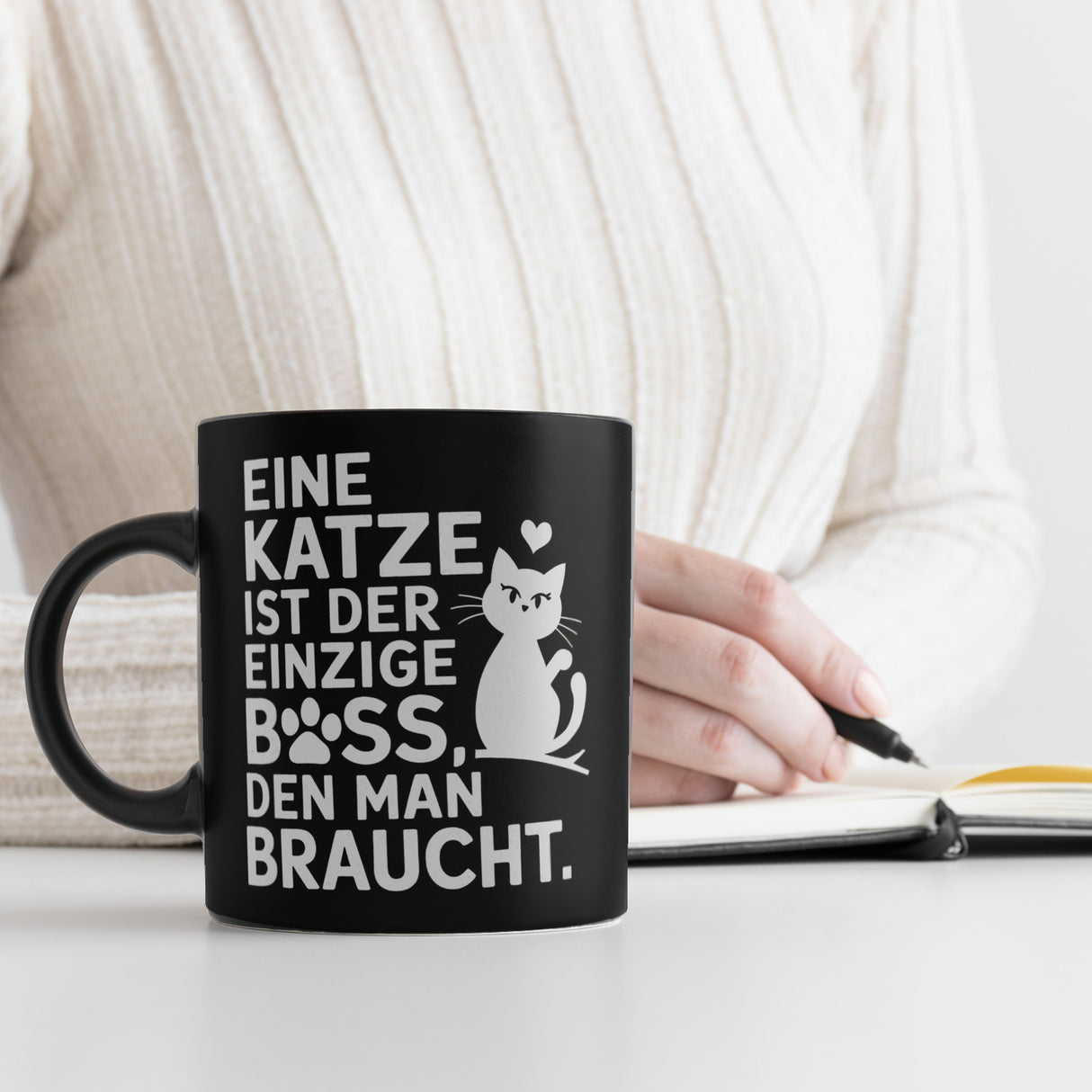 Eine Katze ist der einzige Boss den man braucht Tasse