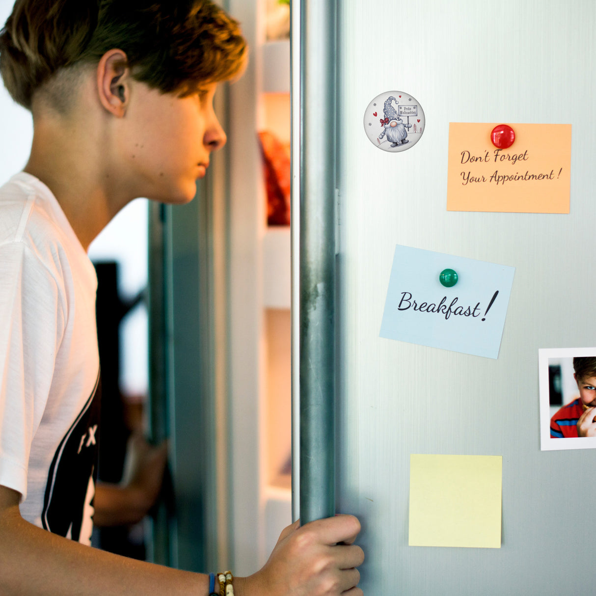 niedlicher Weihnachtswichtel mit Schild Magnet - Frohe Weihnachten