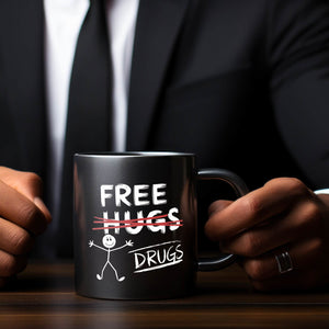 Free Hugs - Drugs Tasse mit Strichmännchen