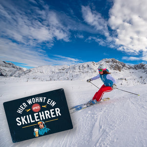 Hier wohnt ein Apres Skilehrer Fußmatte in 35x50 cm ohne Rand