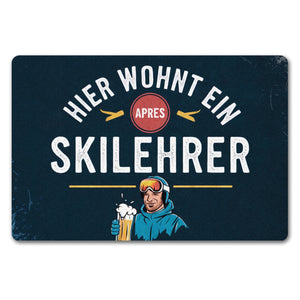 Hier wohnt ein Apres Skilehrer Fußmatte in 35x50 cm ohne Rand