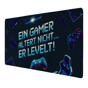 Ein Gamer altert nicht - Er levelt Schreibtischunterlage 69x31cm XXL Mauspad