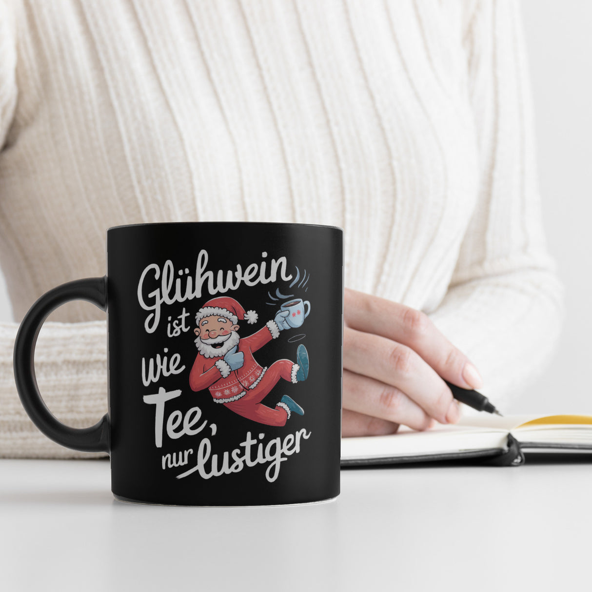 Fröhlicher Weihnachtsmann - Glühwein wie Tee nur lustiger