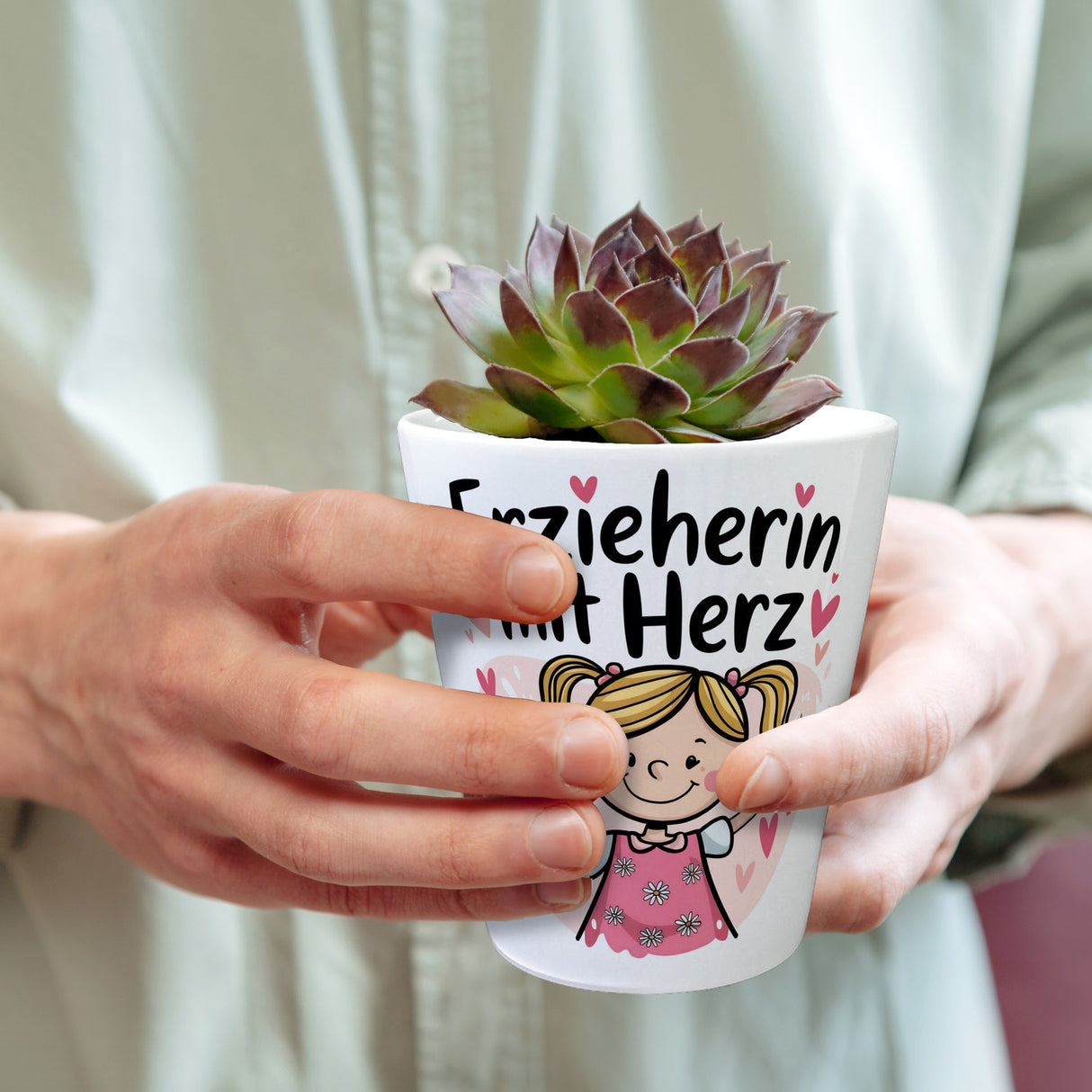 Fröhliches Cartoon-Mädchen Erzieherin mit Herz Blumentopf