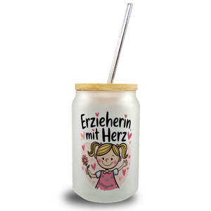 fröhliches Cartoon-Mädchen Erzieherin mit Herz Trinkglas mit Bambusdeckel