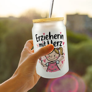 fröhliches Cartoon-Mädchen Erzieherin mit Herz Trinkglas mit Bambusdeckel