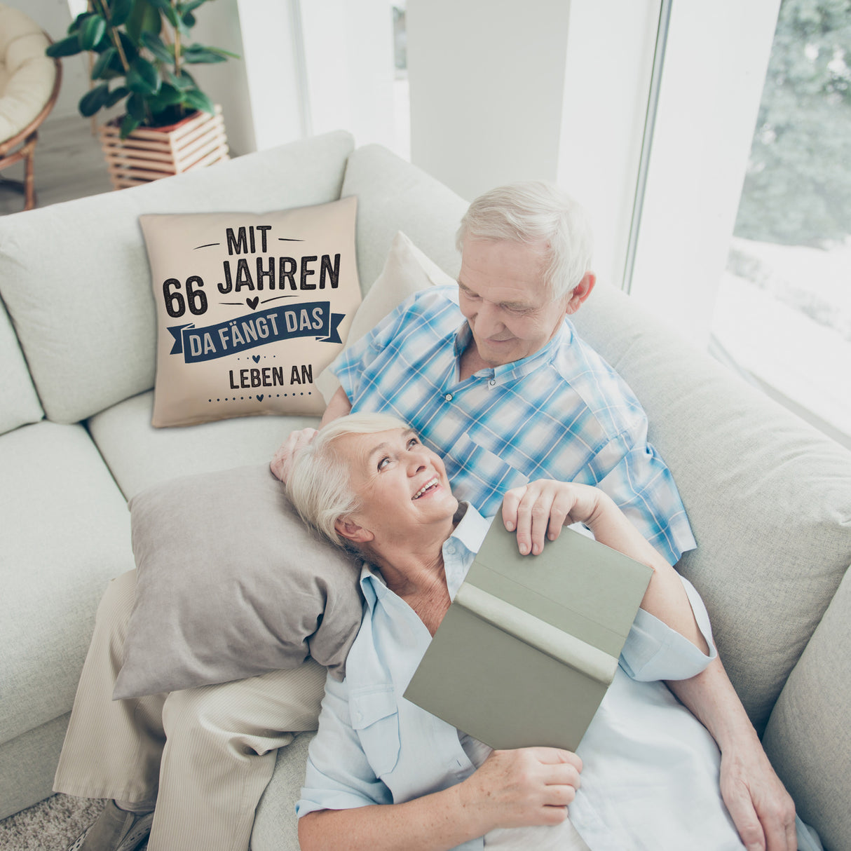 MIT 66 JAHREN DA FÄNGT DAS LEBEN AN Kissen