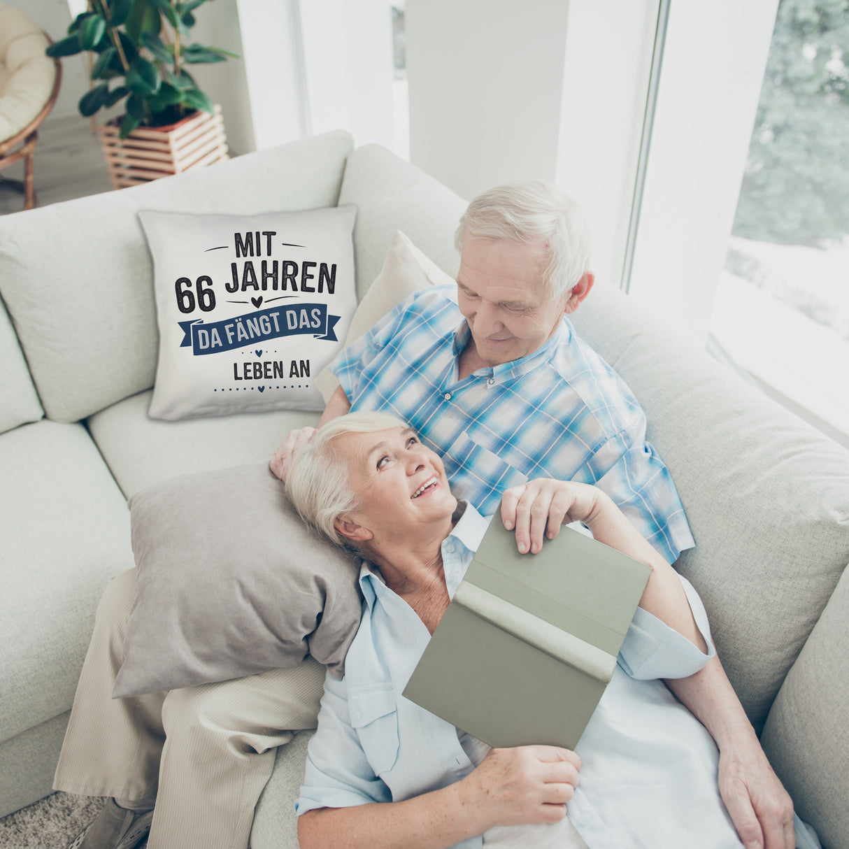 MIT 66 JAHREN DA FÄNGT DAS LEBEN AN Kissen