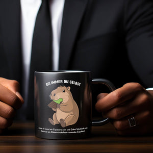 Capybara frisst Dubai-Schokolade Tasse - Sei immer du selbst