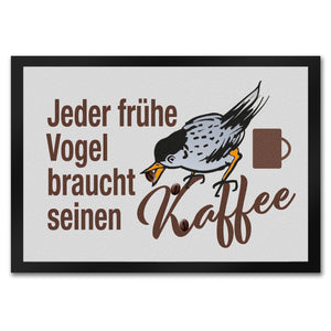 Jeder frühe Vogel braucht Kaffee Fußmatte in 35x50 cm