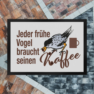 Jeder frühe Vogel braucht Kaffee Fußmatte in 35x50 cm