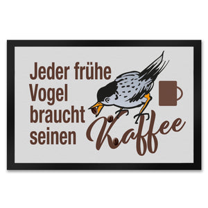 Jeder frühe Vogel braucht Kaffee Fußmatte in 35x50 cm