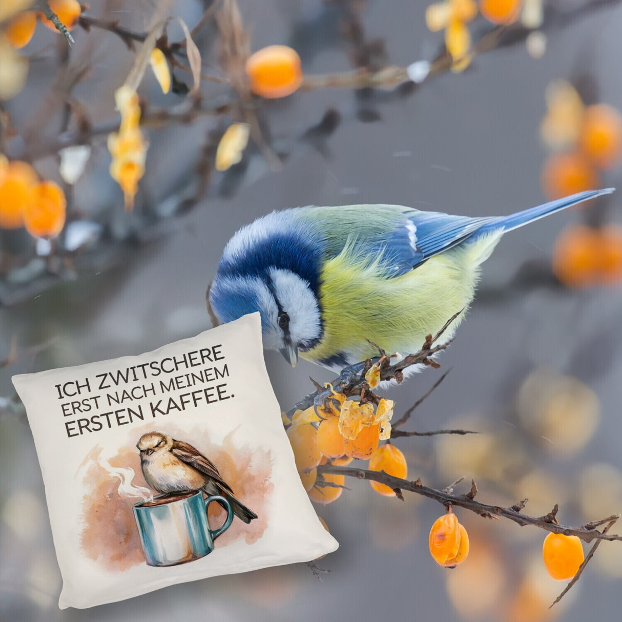 Erst Kaffee, dann Zwitschern Kissen mit Vogel auf Kaffeetasse