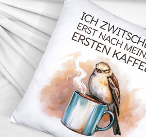 Erst Kaffee, dann Zwitschern Kissen mit Vogel auf Kaffeetasse