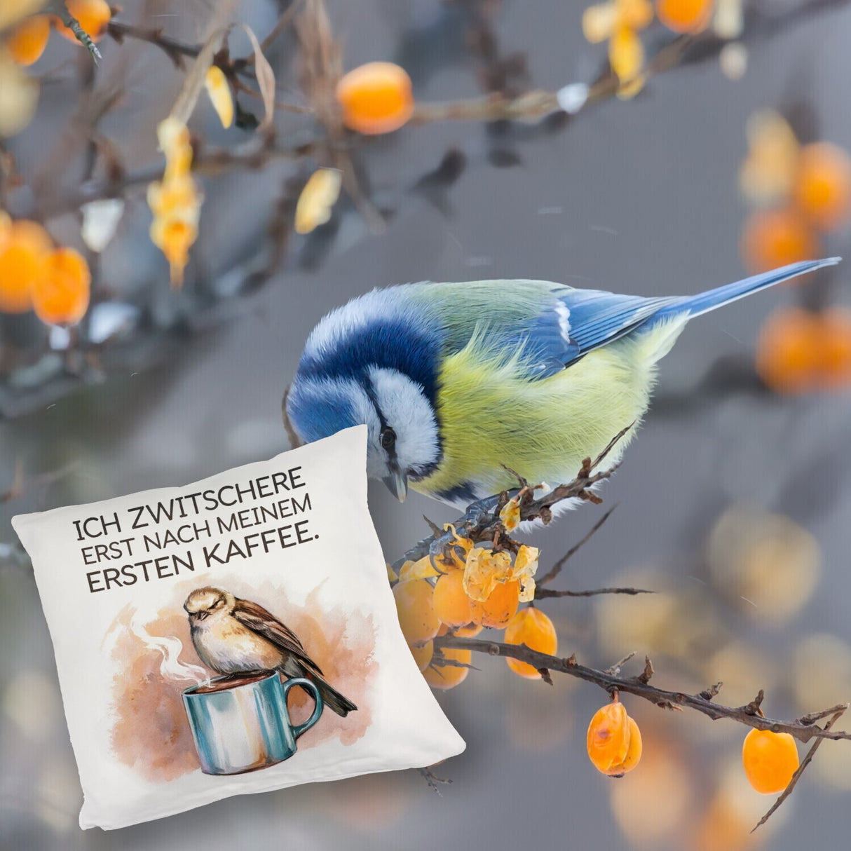 Erst Kaffee, dann Zwitschern Kissen mit Vogel auf Kaffeetasse