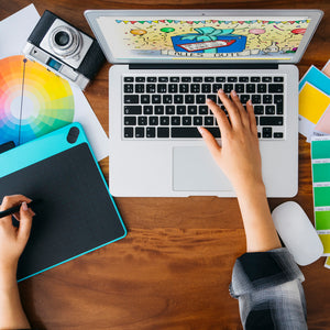 65. Geburtstag Tasse mit Kuchen und Geschenk und Anhänger: zum 23741. Tag