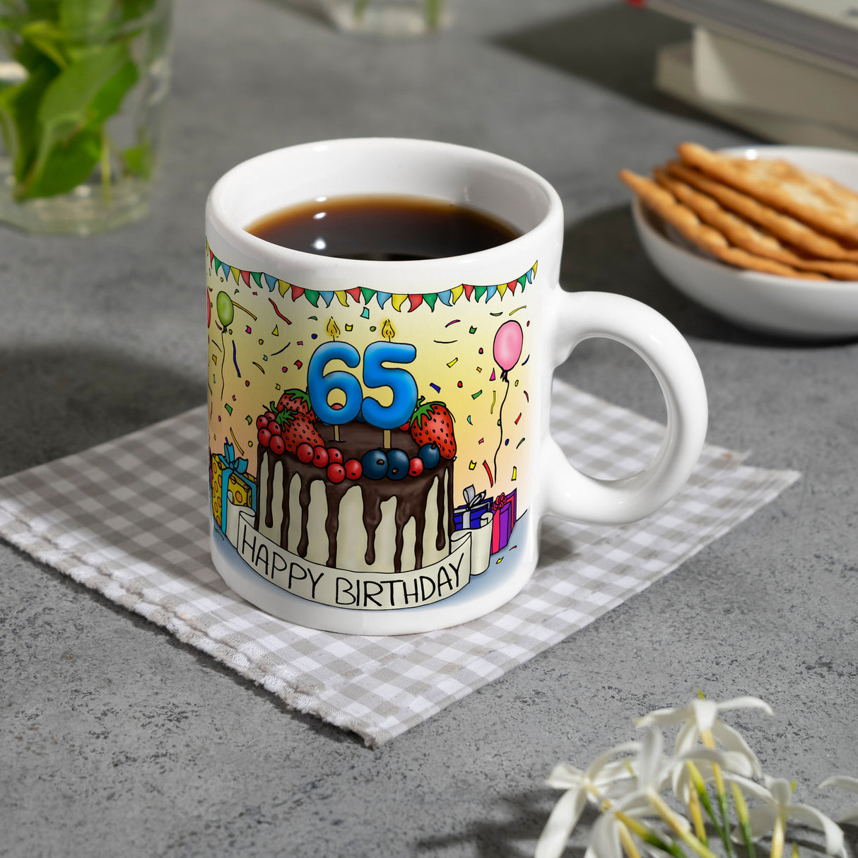 65. Geburtstag Tasse mit Kuchen und Geschenk und Anhänger: zum 23741. Tag