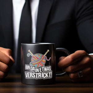 Bin da in etwas verstrickt Tasse mit Wolle und Stricknadeln