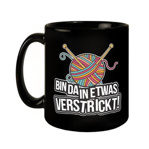 Bin da in etwas verstrickt Tasse mit Wolle und Stricknadeln