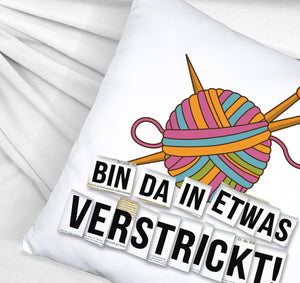 Bin da in etwas verstrickt Kissen mit Wolle und Stricknadeln