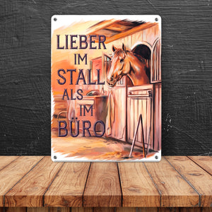 Lieber im Stall als im Büro Metallschild in 15x20 cm für Pferdemädchen