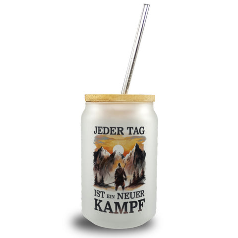 Jeder Tag ein neuer Kampf Trinkglas mit Bambusdeckel - Berge im Sonnenuntergang
