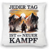 Jeder Tag ein neuer Kampf Kissen - Berge im Sonnenuntergang