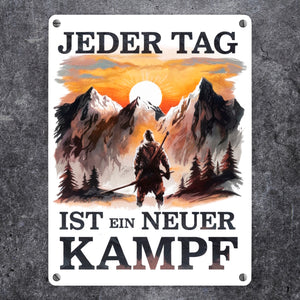 Jeder Tag ein neuer Kampf Metallschild in 15x20 cm - Berge im Sonnenuntergang