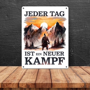 Jeder Tag ein neuer Kampf Metallschild in 15x20 cm - Berge im Sonnenuntergang