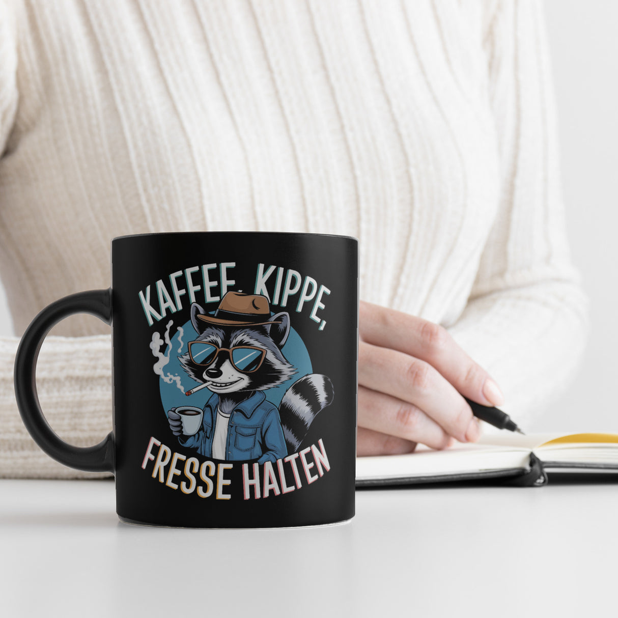 Kaffee, Kippe, Fresse Halten Tasse mit coolem Waschbär