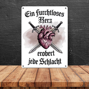 Furchtloses Herz erobert Schlacht Metallschild in 15x20 cm - Herz und Schwerter Emblem