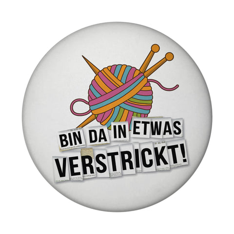 Bin da in etwas verstrickt Magnet mit Wolle und Stricknadeln