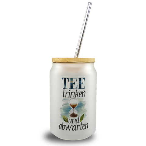 Sanduhr mit Teeblättern Trinkglas mit Bambusdeckel Tee trinken und abwarten