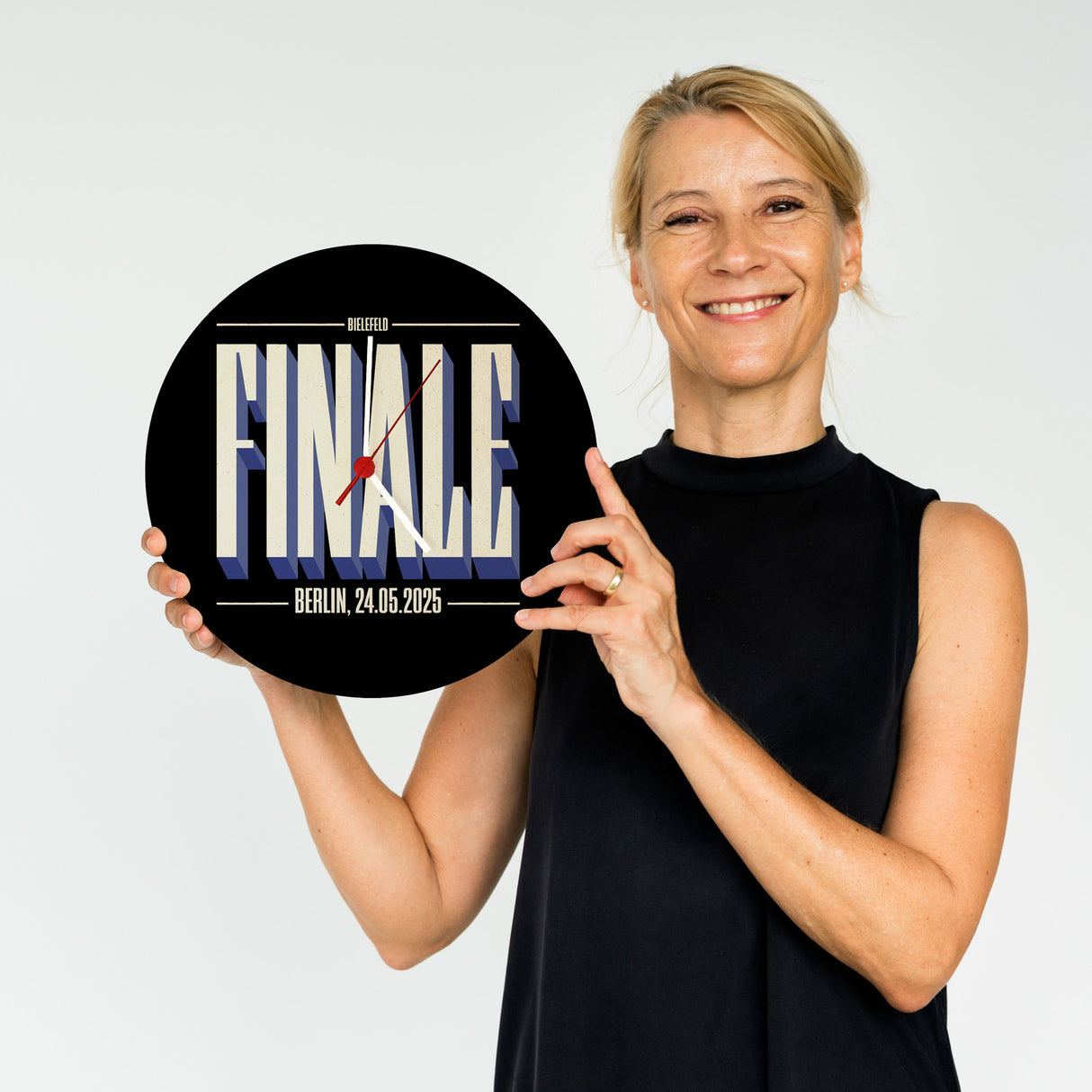 FINALE 2025 Bielefeld Wanduhr für das Pokalfinale in Berlin