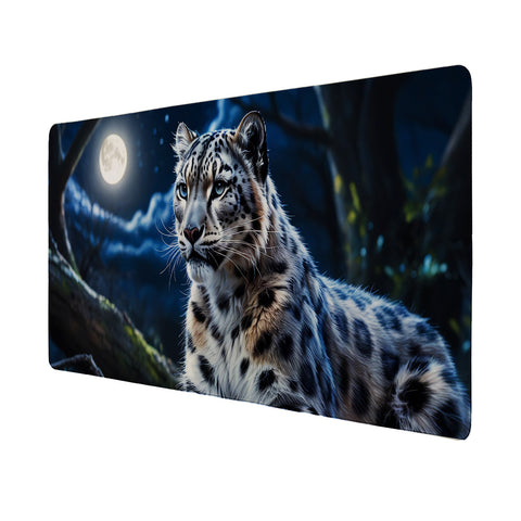 Schneeleopard im Nachtwald Schreibtischunterlage 69x31cm XXL Mauspad