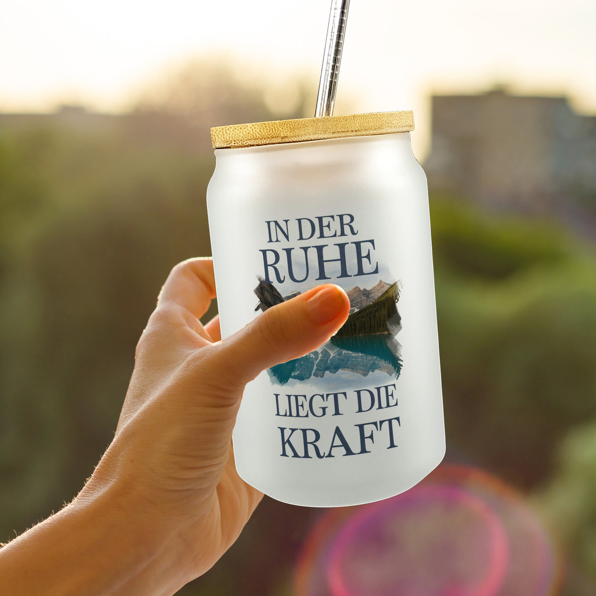 Ruhe ist Kraft Trinkglas mit Bambusdeckel See und Berglandschlaft