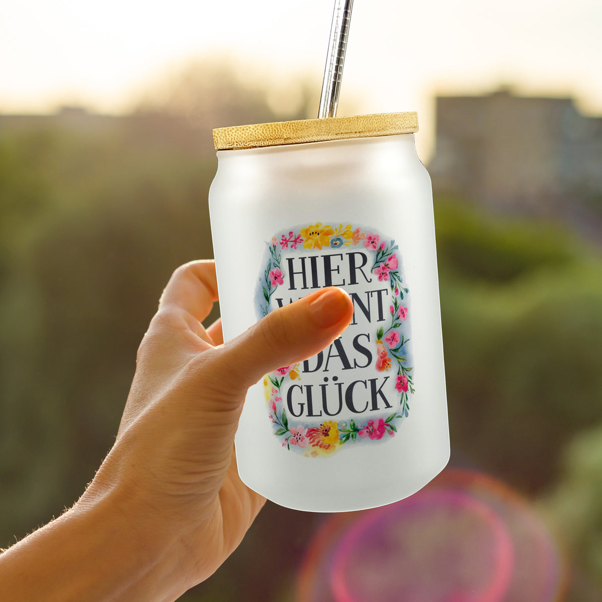 Hier wohnt Glück Trinkglas mit Bambusdeckel Blumenkranz