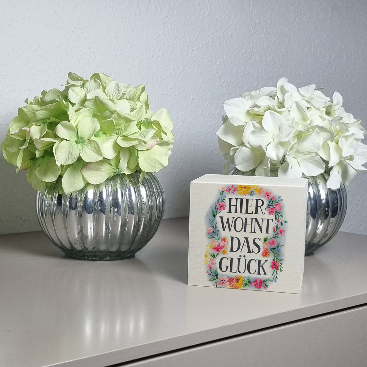 Hier wohnt Glück Spardose Blumenkranz