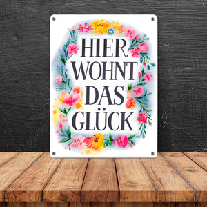 Hier wohnt Glück Metallschild in 15x20 cm Blumenkranz